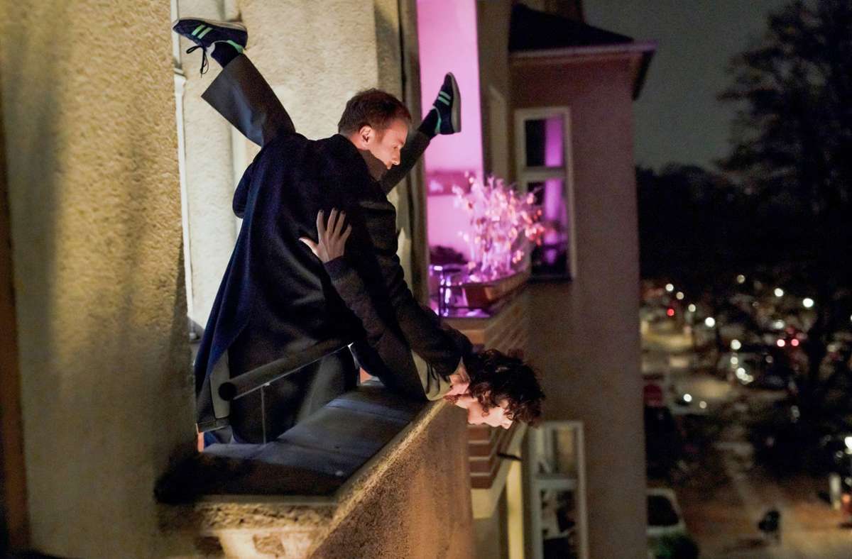 Das Opfer ist im „Tatort: Die dritte Haut“ (6. 6.21) vom Balkon gestoßen worden – oder gefallen? Karow (Mark Waschke) und Rubin (Meret Becker) versuchen den Tathergang nachzustellen.