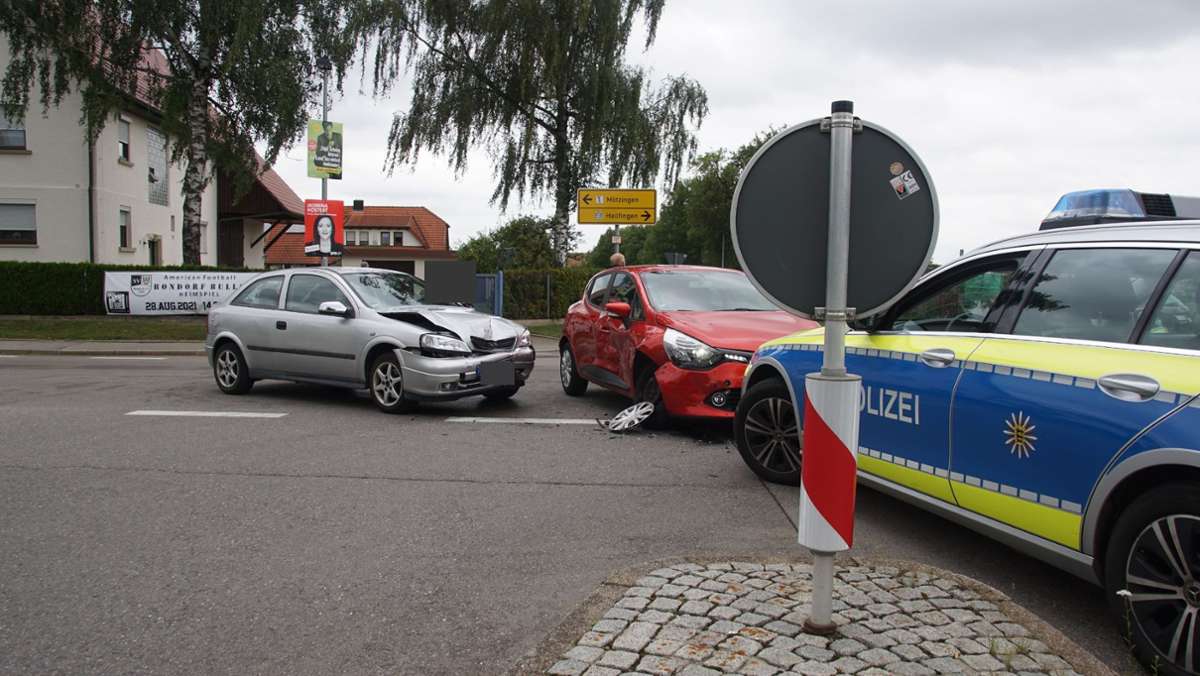 Ein roter Renault hat am Dienstagmittag ein Stoppschild übersehne und kollidierte deshalb mit einem Opel. Die zwei Fahrer zogen sich bei dem Unfall Verletzungen zu. 
