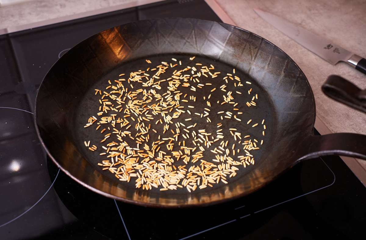 Für das Topping die Reiskörner in einer kleinen Pfanne bei mittlerer Hitze 12 bis 15 Minuten rösten, bis sie goldbraun sind; die Pfanne gelegentlich schwenken.