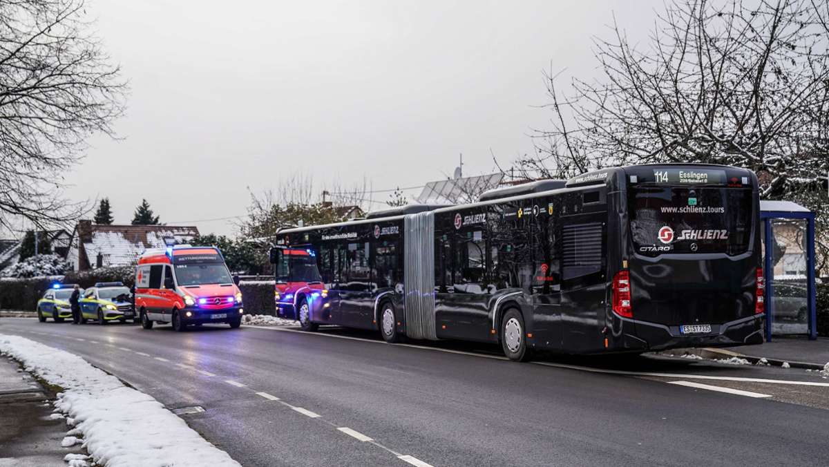  Ein Busfahrer der Linie 114 erlitt am Freitagnachmittag im Bereich der Krummhardter Straße in Aichwald-Schanbach einen medizinischen Notfall. Auch ein Rettungshubschrauber war im Einsatz. 