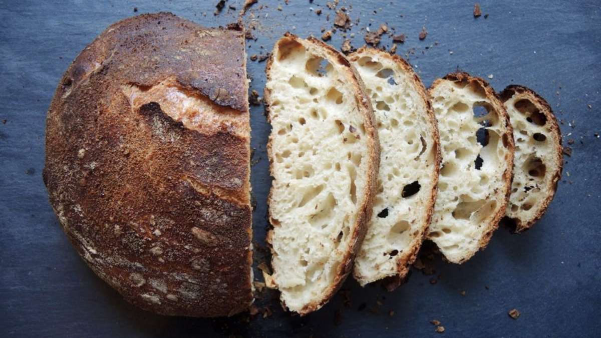 Ihr habt Bock auf ein leckeres Brot mit knackiger Kruste? Wir zeigen euch, wie einfach ihr selbst eines backen könnt.
