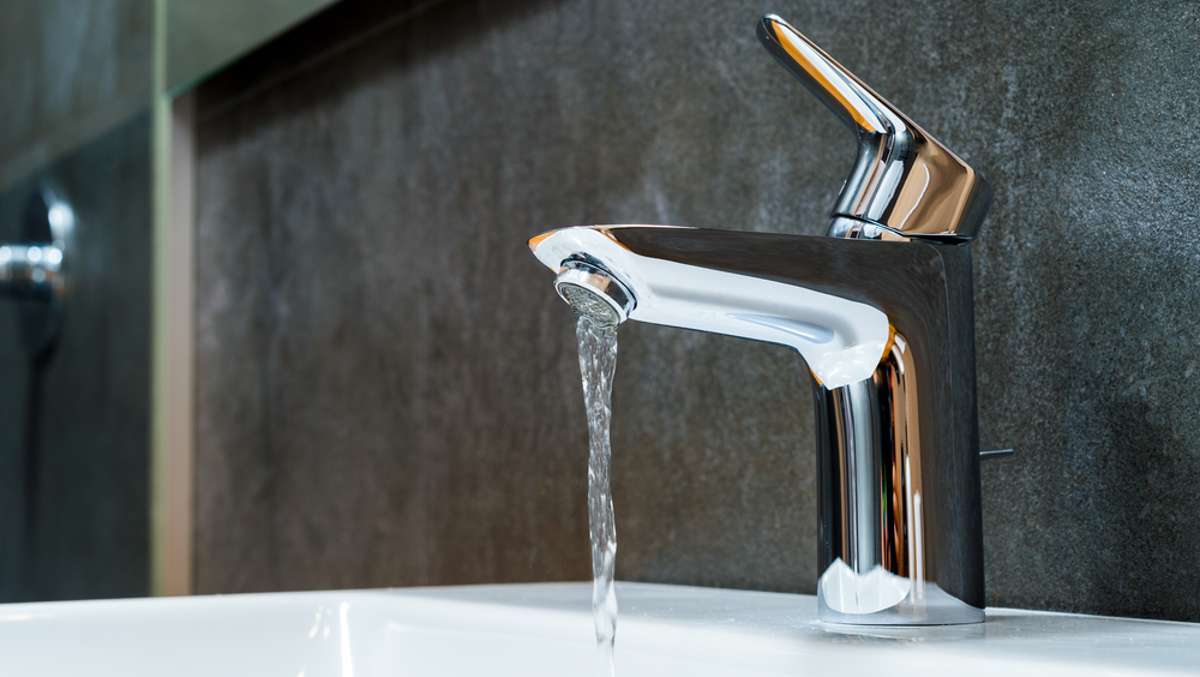 Wasser sparen am Wasserhahn (8 Tipps)