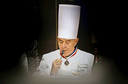 Paul Bocuse war erfolgreich als Spitzenkoch und Geschäftsmann. Unser Bild zeigt ihn 2013 als Juror beim Kochwettbewerb Bocuse d’Or. Foto: AP