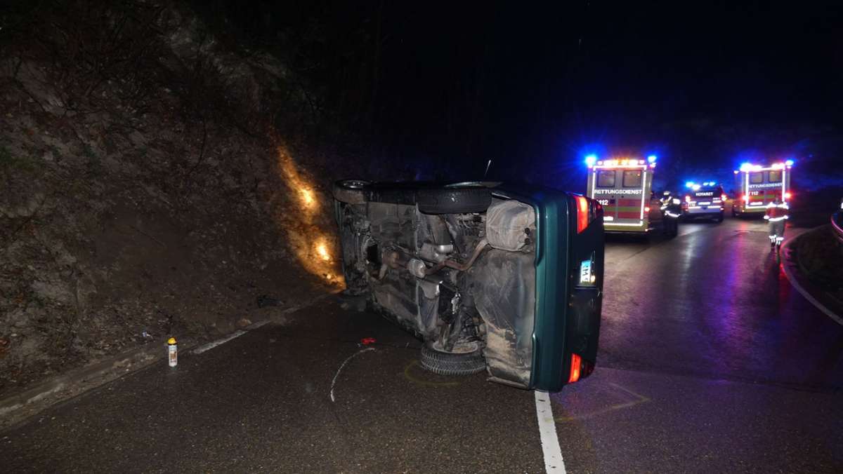 Unfall bei Erkenbrechtsweiler: Fahrer flieht nach Unfall in Wald