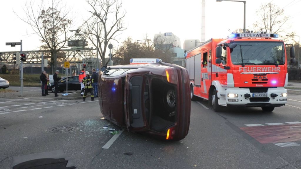 Stuttgart-Münster: Neckartalstraße nach Unfall gesperrt – ein Verletzter