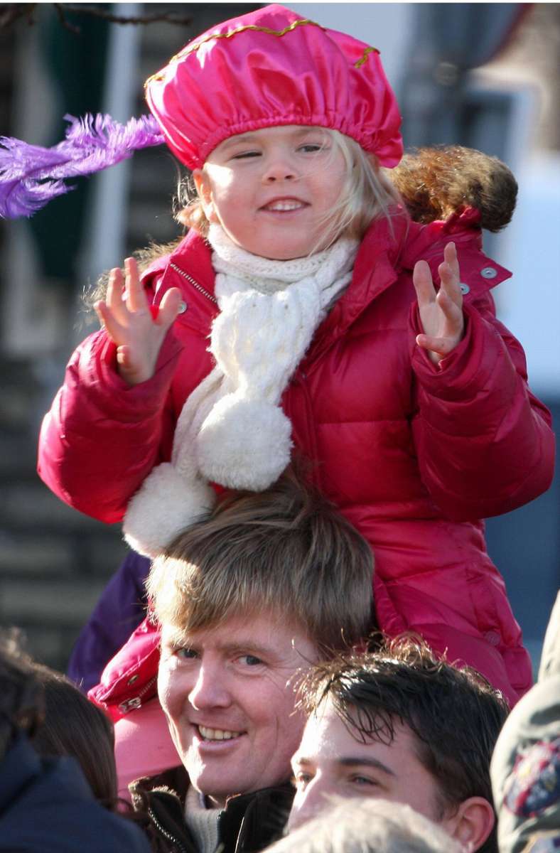 Auf Papas Schultern sitzt es sich am besten: Prinzessin Amalia und Willem-Alexander im Jahr 2008.