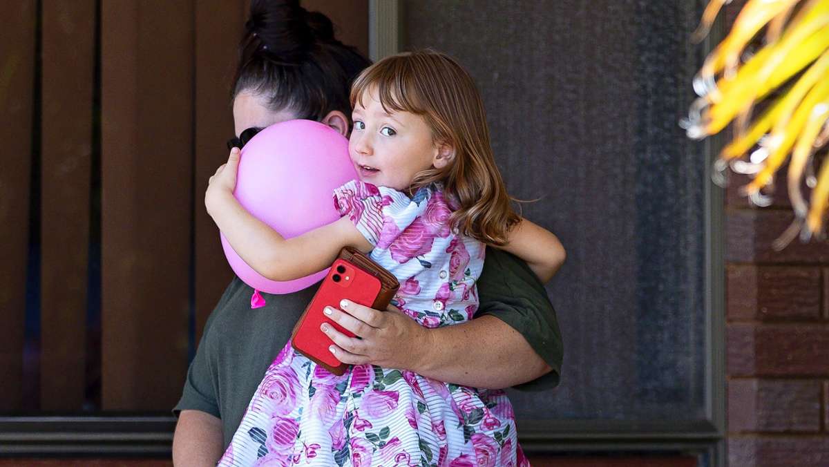  Die Vierjährige in Australien ist wieder mit ihrer Familie vereint. Über den mutmaßlichen Täter kommen derweil mehr Details ans Tageslicht. 