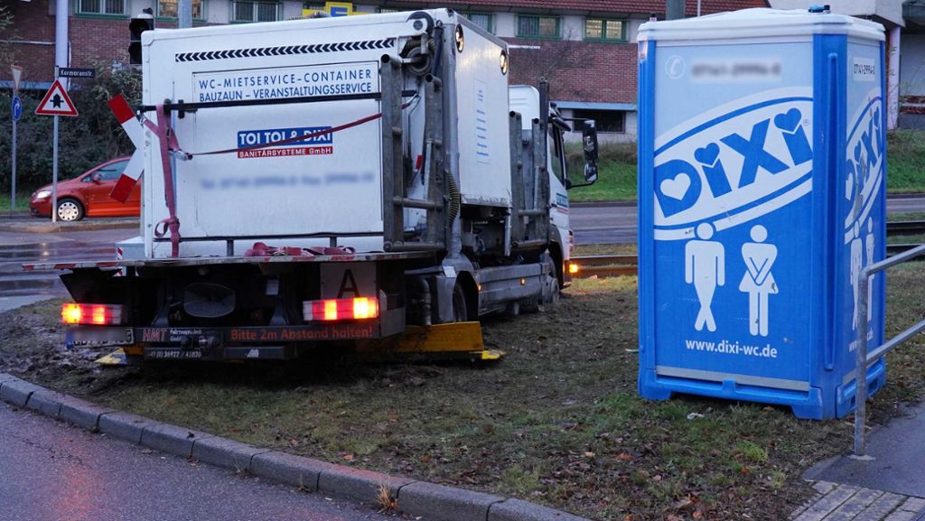 Kurioses aus Stuttgart: Matschige Angelegenheit – Lkw-Fahrer bleibt beim Toilettenleeren stecken