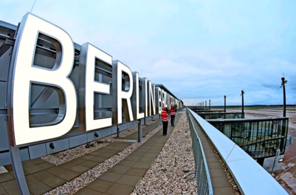 Der Schriftzug soll sogar  leuchten,  sonst  läuft aber immer noch nichts auf dem neuen Berliner Großflughafen. Foto: dpa