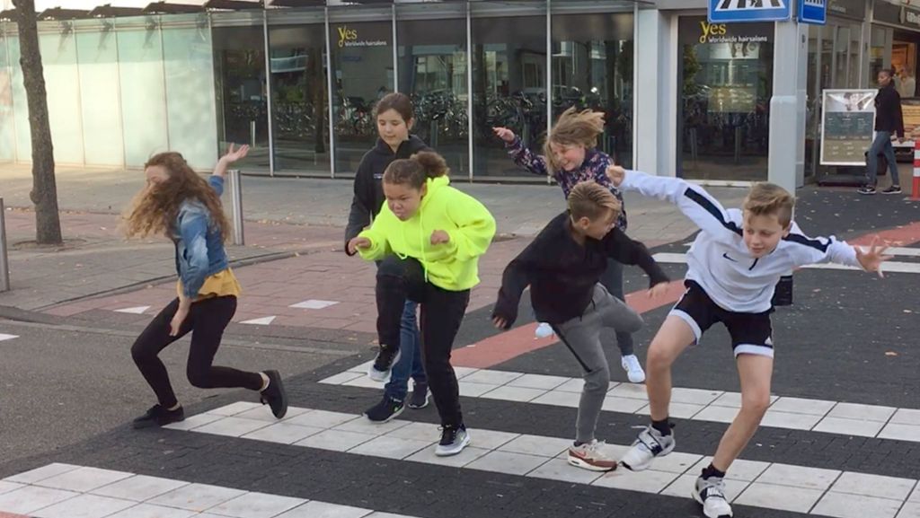 „Silly Walks“ bei Rotterdam: Das ist der verrückteste Zebrastreifen der Welt