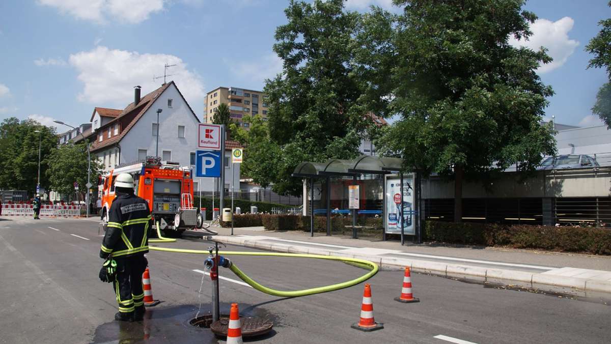  In der Tiefgarage des Kauflands in Sindelfingen ist am Freitagnachmittag ein E-Auto in Brand geraten. Die Feuerwehr löschte den Brand, die Tiefgarage musste kurzzeitig gesperrt werden. 