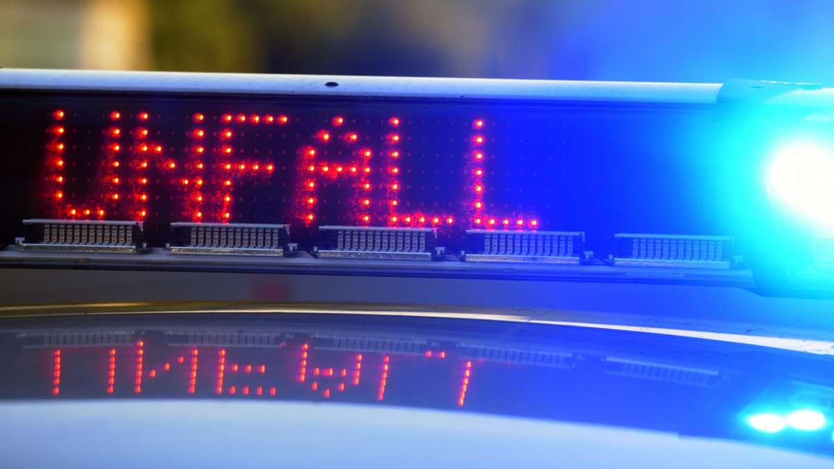  Ein 18-jähriger Autofahrer hat am Sonntagmorgen in Nürtingen-Neckarhausen (Kreis Esslingen) ein parkendes Auto beschädigt und ist danach weitergefahren. Ein Zeuge hat den Unfall beobachtet und die Polizei verständigt. 
