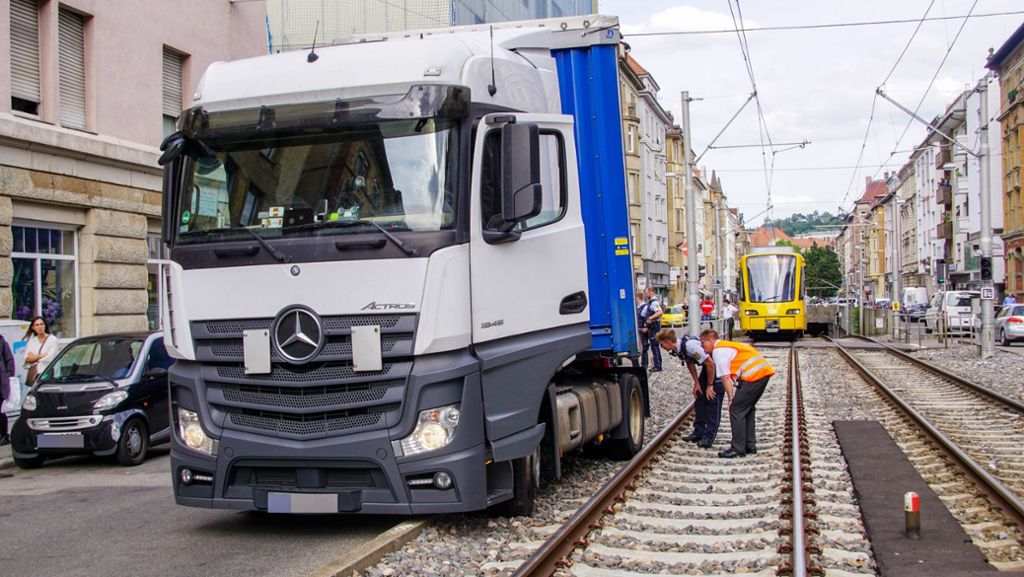 SSB-Linien in Stuttgart-Süd unterbrochen: Lastwagen gerät auf die Stadtbahngleise