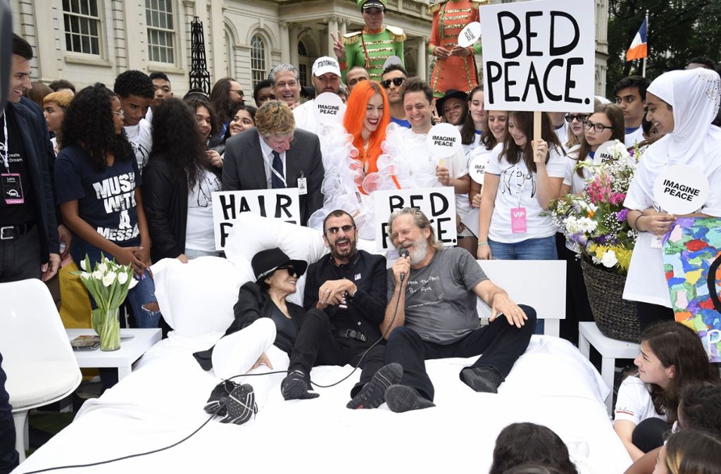 Um Aufmerksamkeit auf ein Projekt für junge Künstler zu lenken, veranstaltete Yoko Ono die berühmte Protest-Aktion im Bett erneut.