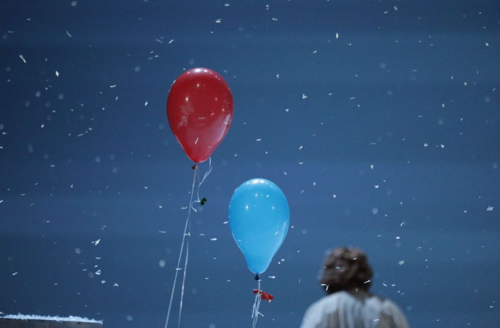 Luftballons und Schnee darf in keiner La Boheme-Inszenierung fehlen.