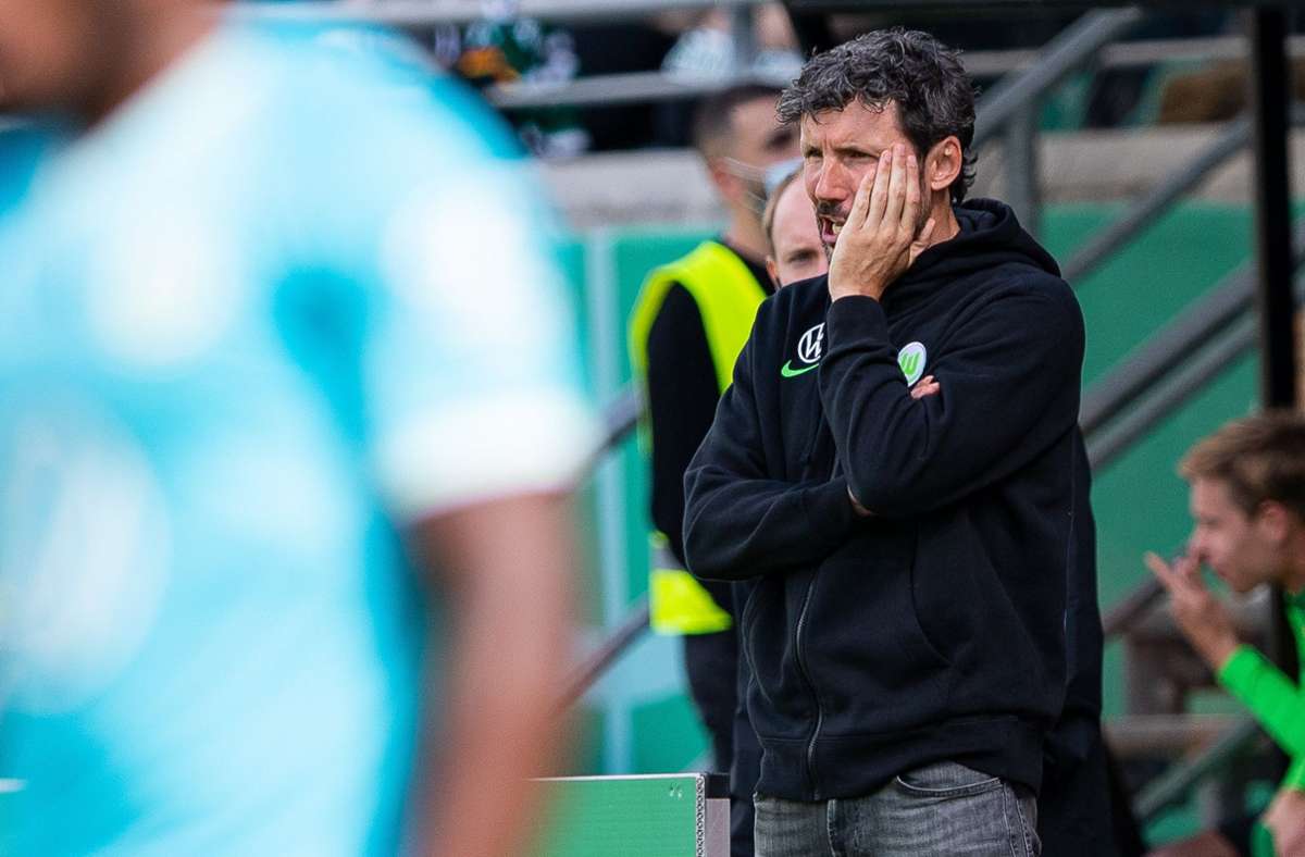 Wolfsburgs Trainer Mark van Bommel steht an der Seitenlinie. Foto: dpa/Guido Kirchner