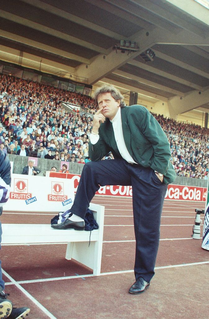 Jürgen Klinsmann wechselt zur Saison 1989/90 zu Inter Mailand – die Euphorie rund um Arie Haan verfliegt nach und nach. Auf Tabellenplatz sechs liegt der VfB nach 26 Spieltagen – nicht genug für die Ansprüche von Gerhard Mayer-Vorfelder. Nach der 0:1-Heimniederlage gegen den 1. FC Kaiserslautern (Torschütze der vor der Saison vom VfB zu den Pfälzern gewechselte Demir Hotić) sagt Haan: „Der Apfel verrottet von innen“ – was MV nicht auf sich sitzen lässt. Er entlässt Haan und beordert Willi Entenmann auf die Trainerbank.