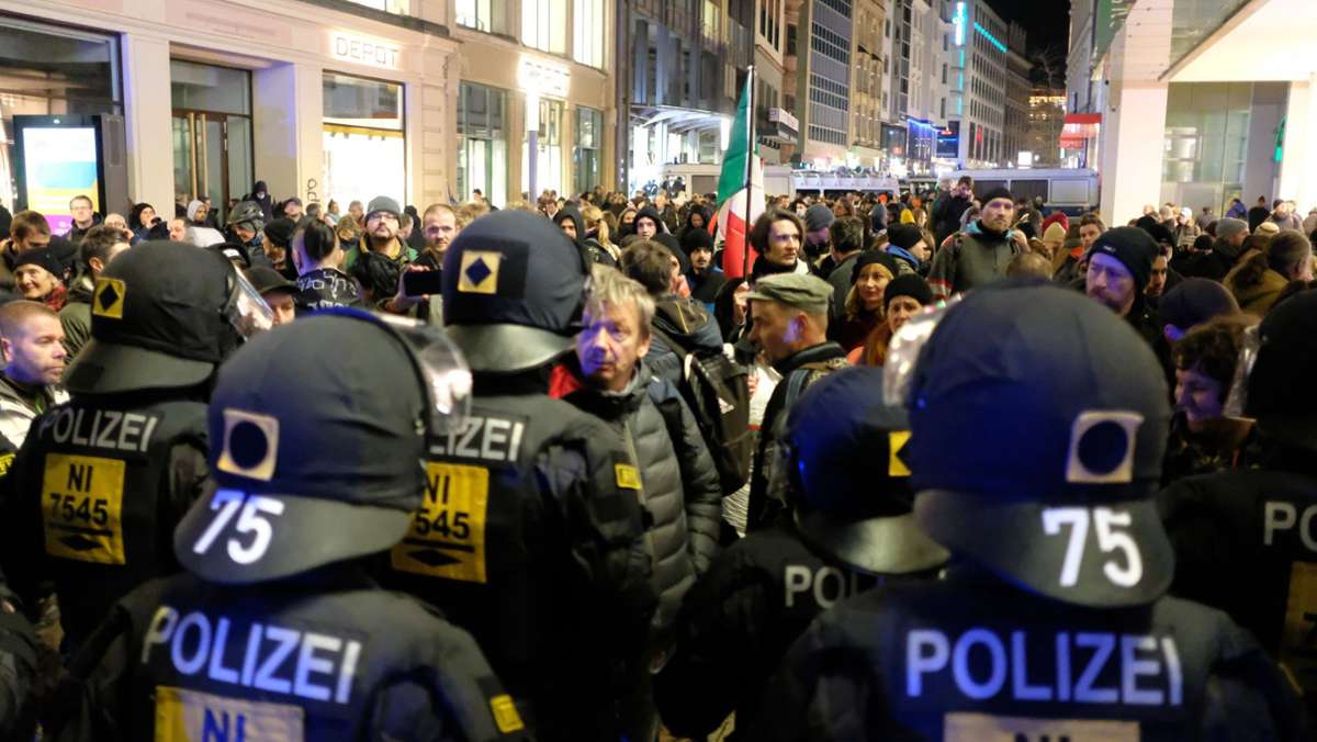  Vor einem Jahr lief eine „Querdenker“-Demonstration in Leipzig aus dem Ruder. Nun kam es erneut zu Protesten gegen Corona-Maßnahmen. Dieses Mal verhinderte die Polizei mit einem Großaufgebot, dass die Demonstranten über den geschichtsträchtigen Ring ziehen. 