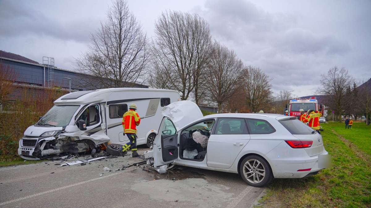 Unfall bei Owen: Sekundenschlaf – Auto gerät in Gegenverkehr