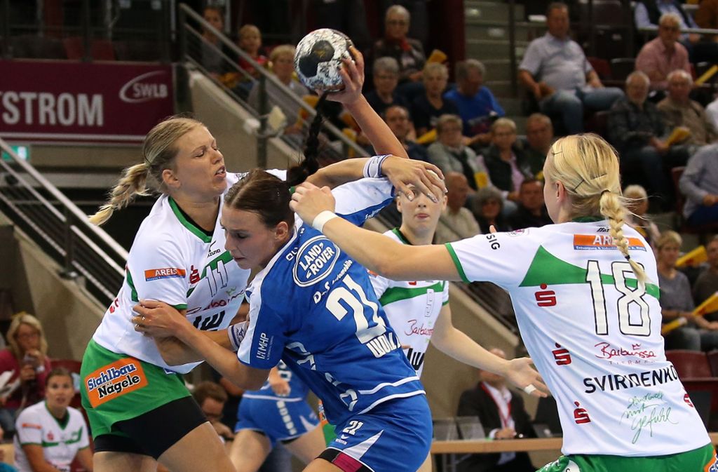 Die Bundesliga-Handballerinnen von Frisch Auf Göppingen und der SG BBM Bietigheim (Mitte) müssen am Tag vor Heiligabend nochmals zum Ball greifen. Foto: Baumann