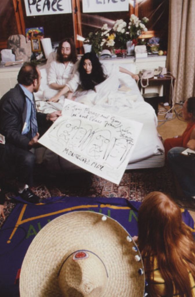 Ende der 60er Jahre begegnet die aus einem reichen Tokioter Elternhaus stammende Künstlerin dem Beatle John Lennon in einer Galerie. "In gewisser Weise ruinierten John und ich mit unserer Beziehung unsere Karrieren", sagte Ono dem "Sunday Telegraph".