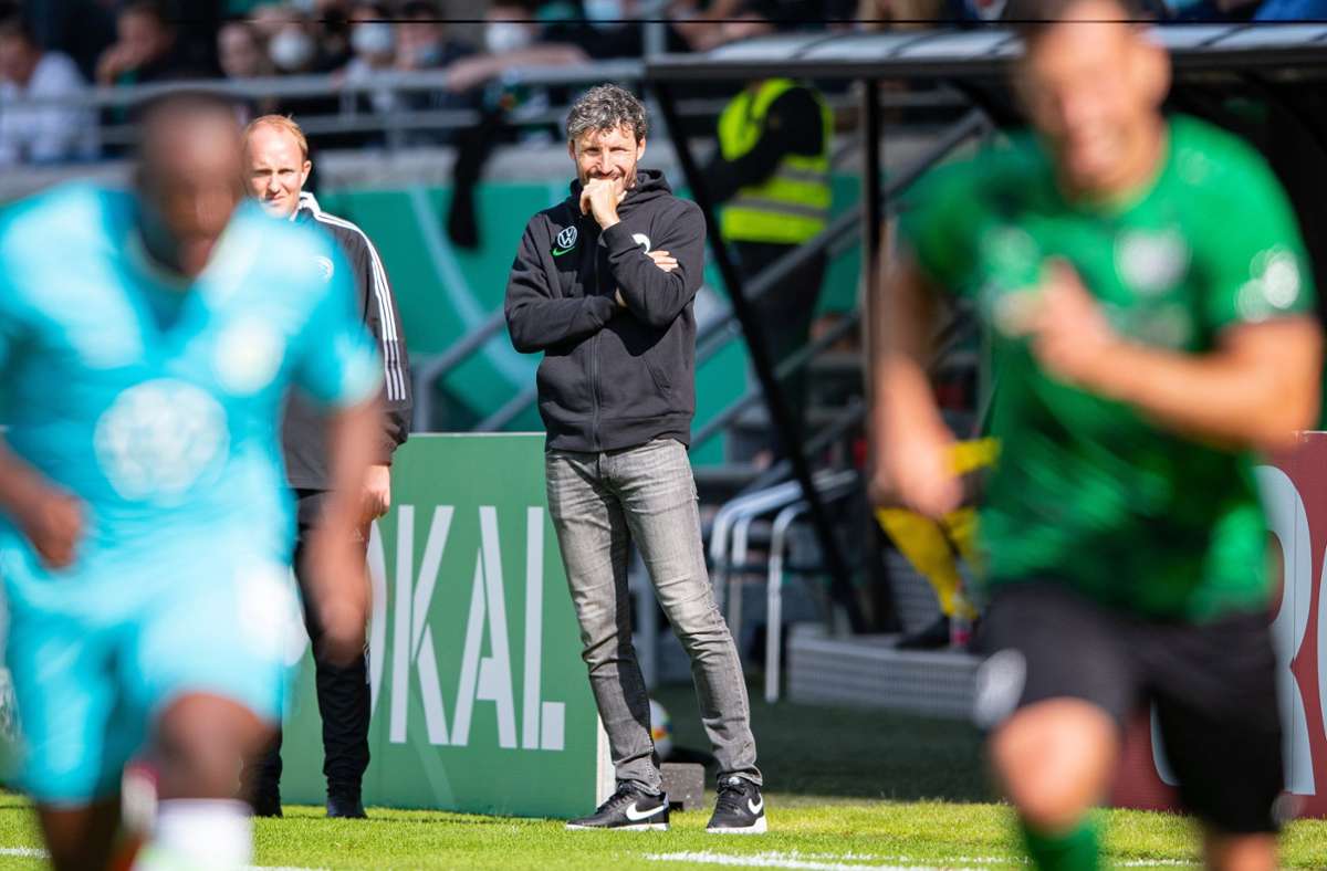 Der VfL um Trainer van Bommel muss noch um das Weiterkommen bangen. Foto: dpa/Guido Kirchner