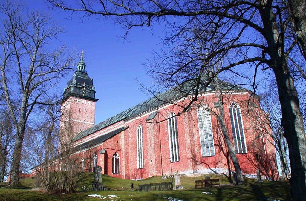 Die Grabregalien von König Karl IX. wurden bis zum Diebstahl im August 2018 im Dom zu Strängnäs aufbewahrt. Die Kathedrale stammt aus dem Mittelalter und wurde aus Backstein gemauert.