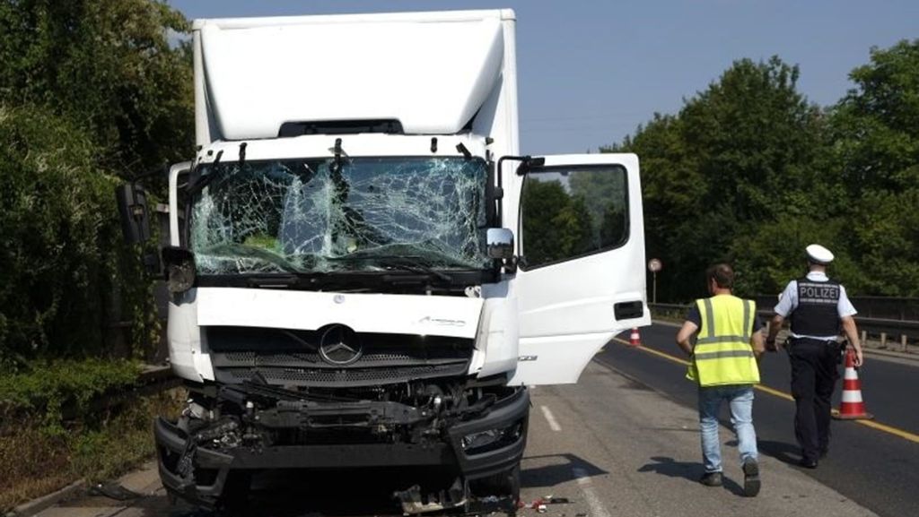 Unfall in Möglingen bei Ludwigsburg: Lasterfahrer wird in Kabine eingeklemmt und schwer verletzt