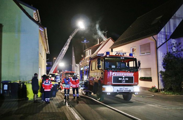 Hoher Schaden  in Urbach: Heiße Asche auf Terrasse: Haus fängt Feuer