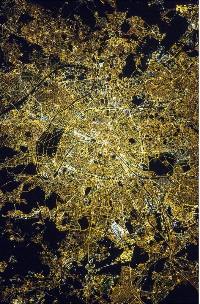 Die Stadt der Lichter, Paris, aufgenommen bei Nacht. Bei den großen dunklen Flecken handelt es sich meist um Parks. Das Bild ist vom 8. April 2015.