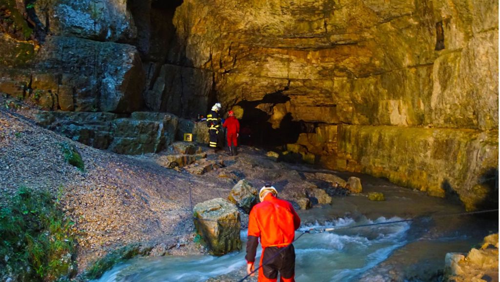  Bei einer Tour in die Falkensteiner Höhle bei Grabenstetten sind zwei Höhlengänger vom ansteigenden Wasser überrascht worden. Dutzende Einsatzkräfte sind vor Ort und versuchen die Eingeschlossenen zu befreien. 