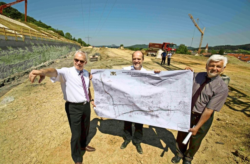 Es geht voran: Edgar Wolff, Andreas Hollatz und Wolfgang Reimer (von links) freuen sich über die Fortschritte auf der B-10-Baustelle bei Gingen. Foto: Michael Steinert