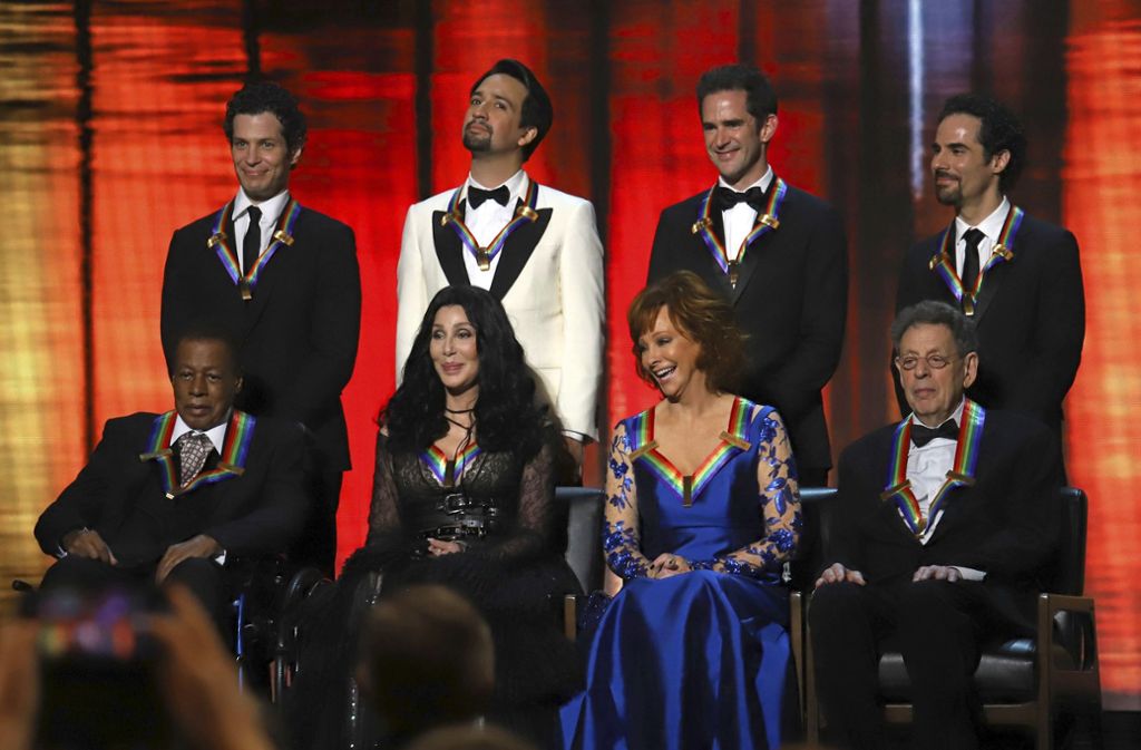 Alle Preisträger der 41. Kennedy Center Honors: In der hinteren Reihe das Team von „Hamilton“. Vorne von links nach rechts: Wayne Shorter, Cher, Reba McEntire und Philipp Glass.