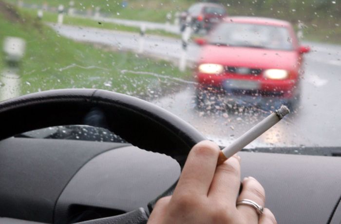 In Niedersachsen und Nordrhein-Westfalen: Kommt ein Rauchverbot beim Autofahren mit Kindern?