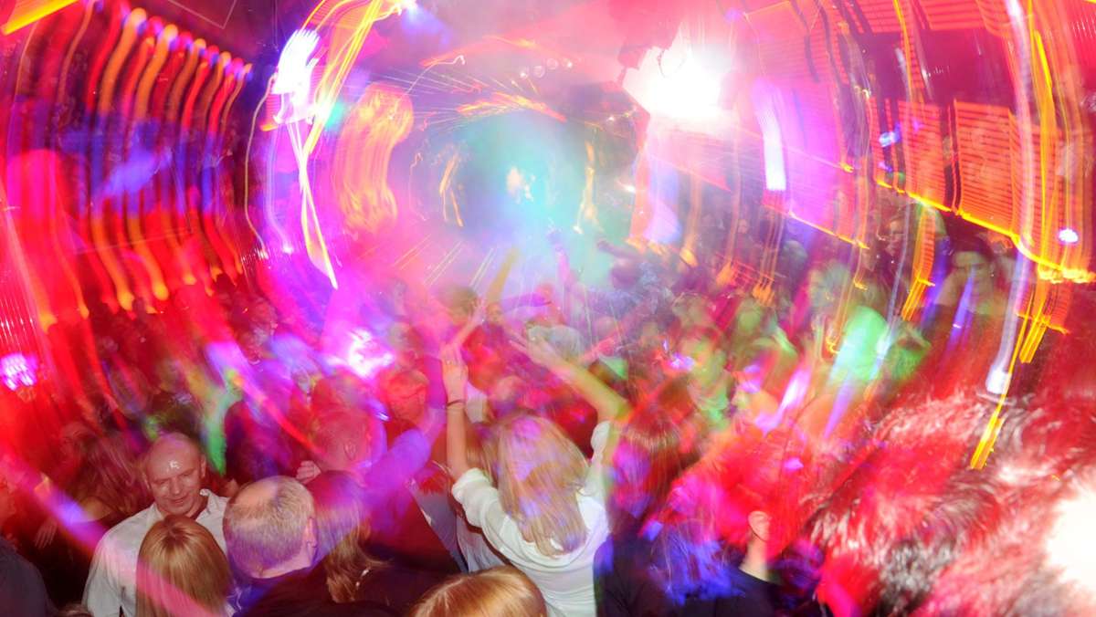  109 Corona-Infektionen sind die Bilanz einer Party in einem Prager Nachtklub. Die zuerst Infizierten sollen sich beim Feiern einen Trinkhalm geteilt haben. 