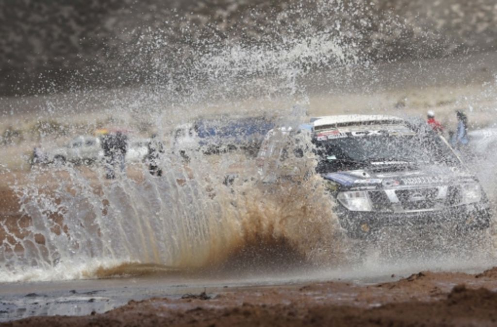 ... ziemlich nass, wie auch die Nissan-Fahrer Hernan Roberti und Fernando Acosta (beide Argentinien) erfahren mussten.