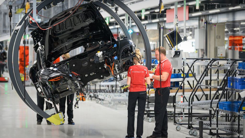 Porsche Taycan in Zuffenhausen: Porsche sucht 500 neue Mitarbeiter wegen hoher Nachfrage