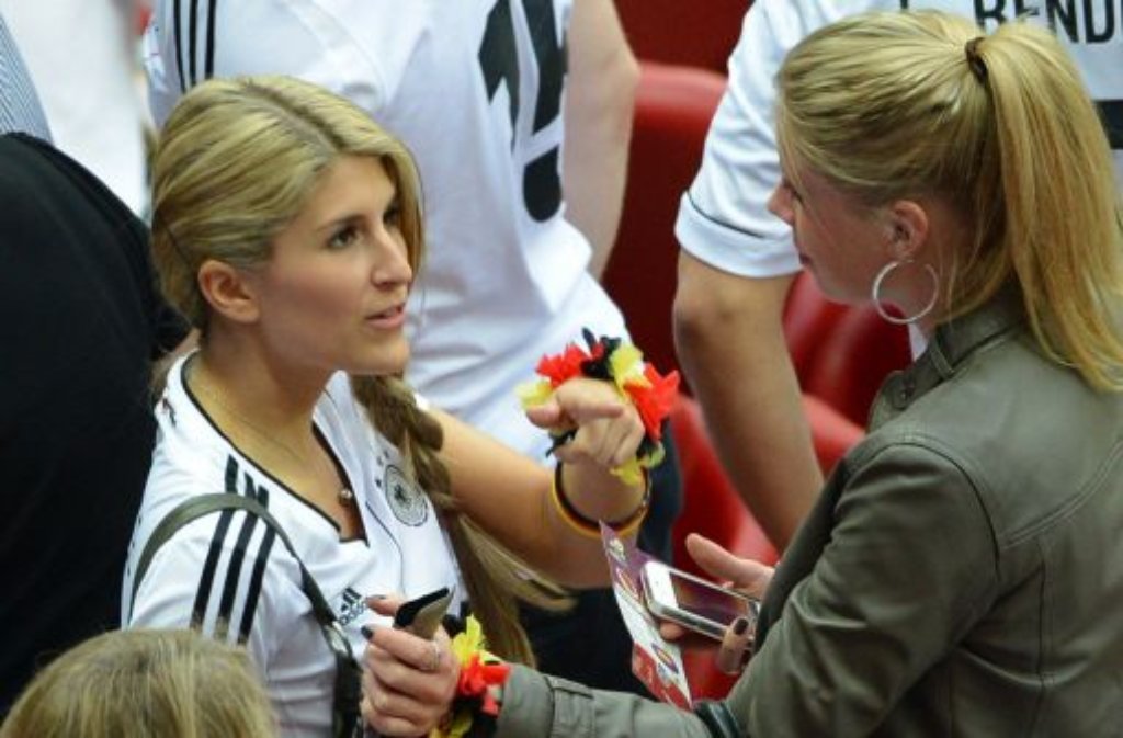 Sandra Schönig (links), die Freundin von Andre Schürrle (Bayer Leverkusen).