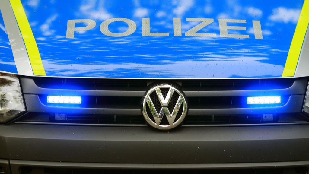Unfall in Mannheim: Fahrer rast durch Zaun und landet auf Gleis