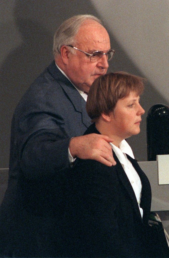 1991 wurde Merkel zur stellvertretenden Vorsitzenden der CDU gewählt. Auf diesem Foto legt der Parteivorsitzende Helmut Kohl bei einem CDU-Parteitag seinen Arm um Merkel. Kohl galt viele Jahre lang als Merkels Mentor, der ihren schnellen Aufstieg als politische Quereinsteigerin förderte. Deshalb wurde Merkel oft „Kohls Mädchen“ genannt.
