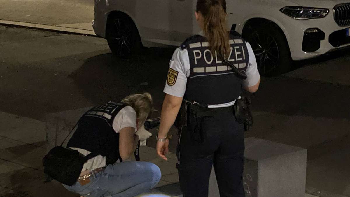 Attacke in der Stuttgarter Innenstadt: 22-Jähriger verletzt Ehefrau und Begleiter mit Messer