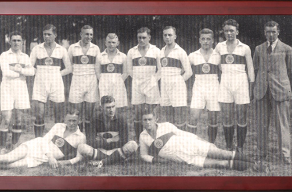1927 führt Hanney den VfB Stuttgart (Foto: Die Mannschaft des VfB im Jahr 1926, rechts: Trainer Edward Hanney) zur ersten Meisterschaft des Vereins in der damals höchsten Spielklasse, der württembergisch-badischen Bezirksliga. Den nächsten Erfolg ...