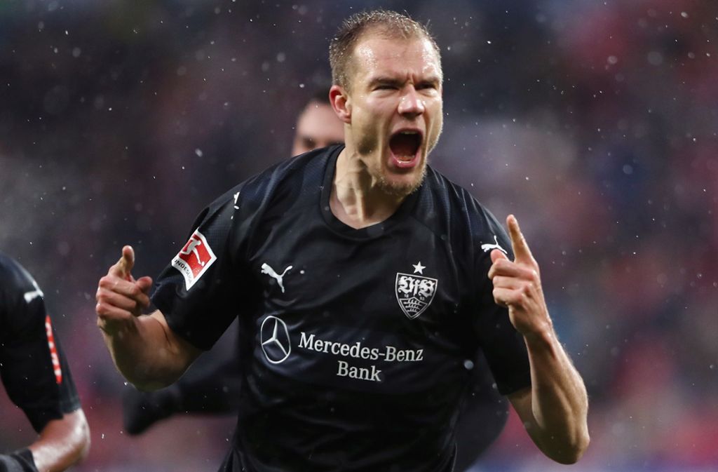VfB-Spieler Holger Badstuber feiert sein Tor.