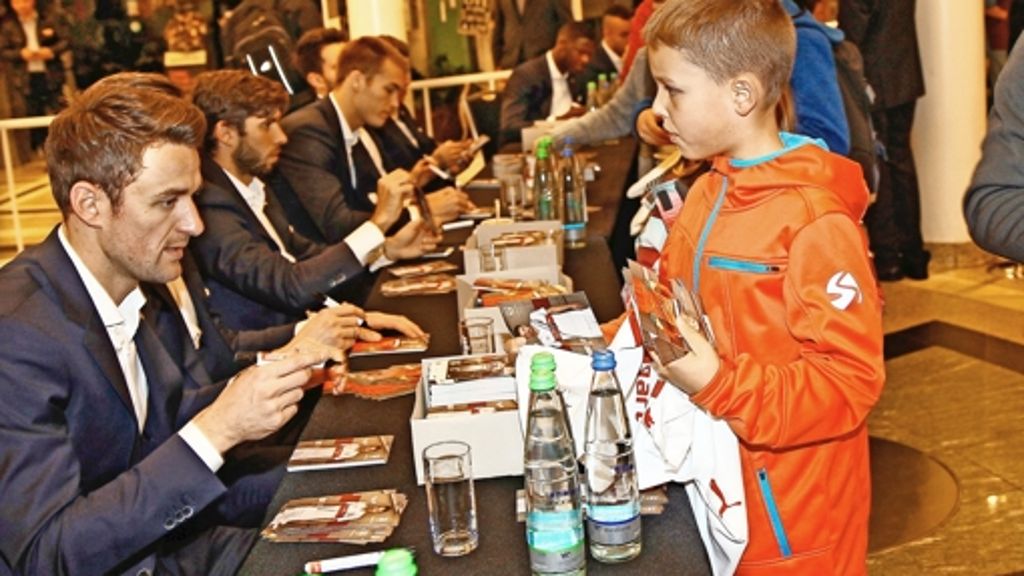 VfB-Stars bei Breuninger: Tausende Fans wollen VfB-Autogramme