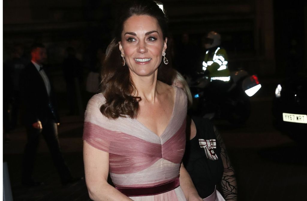 Herzogin Kate strahlt in Rosé – die 37-Jährige in einer Robe von Gucci.