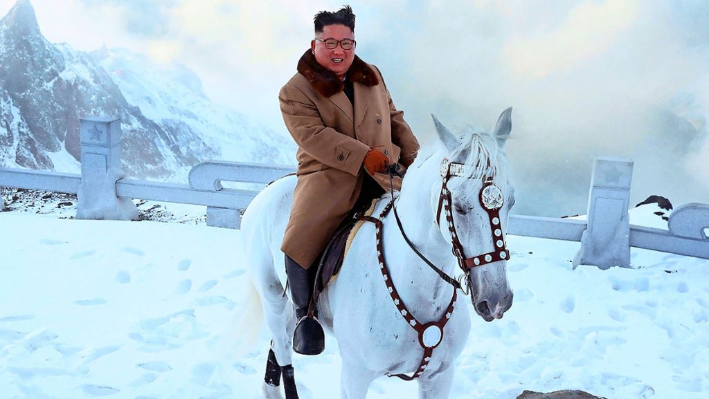  Keine Bilder, sondern ein einstündiges Video zeigt Kim Jong Un auf einem weißen Pferd gen Berg Paektusan in Nordkorea reiten. Der Ort gilt im Land als heilig und symbolträchtig. Veröffentlicht wurde das Video an Neujahr. 