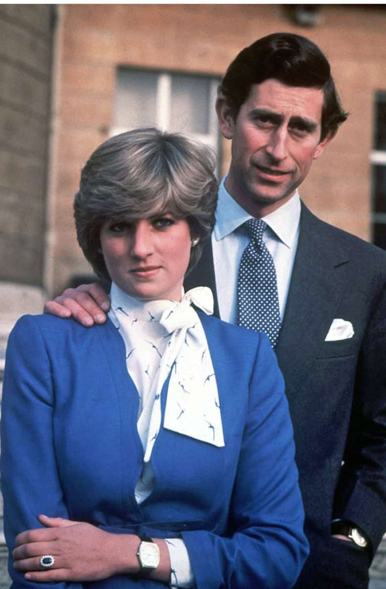 Im Februar 1981 gibt der Buckingham Palace die Verlobung des Thronfolgers mit der fast 13 Jahre jüngeren Diana bekannt. Die Zeitungen, aber auch das britische Volk überschlagen sich vor Begeisterung. Der Prinz antwortet bei der Bekanntgabe auf die Frage eines Journalisten, ob er verliebt sei: „Was auch immer Liebe bedeutet...“.
