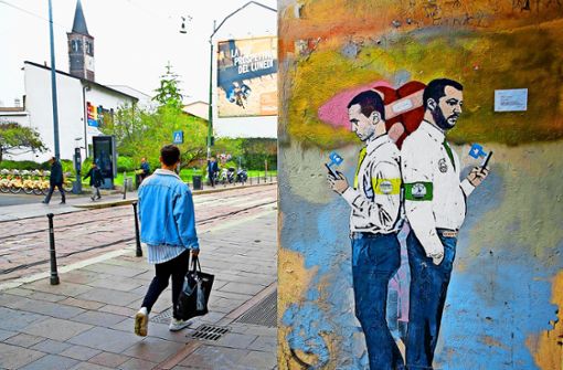 Mehr Rücken an Rücken als Hand in Hand: Fünf-Sterne-Chef   Di Maio (links) und Lega-Chef   Salvini auf einer Wandmalerei. Die italienische Regierung steckt in einer tiefen Krise Foto: AP