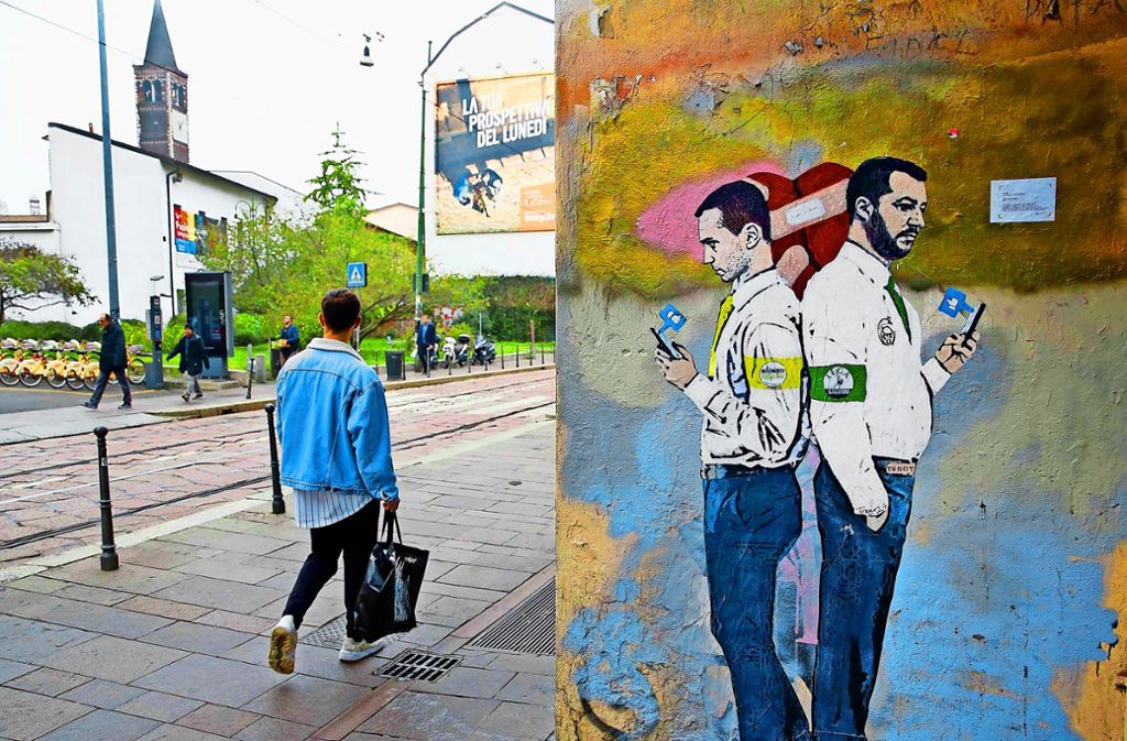 Mehr Rücken an Rücken als Hand in Hand: Fünf-Sterne-Chef   Di Maio (links) und Lega-Chef   Salvini auf einer Wandmalerei. Die italienische Regierung steckt in einer tiefen Krise Foto: AP