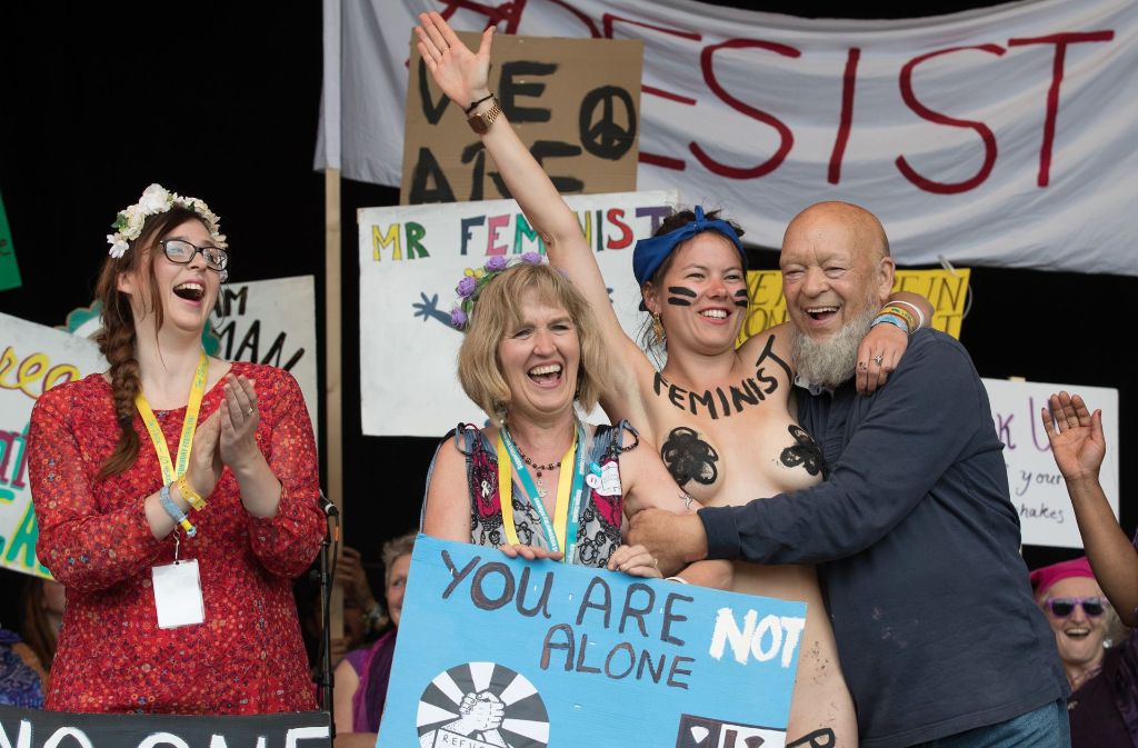 Politisch wurde es einer feministischen Aktion, an der auch Festivalgründer Michael Eavis (rechts) teilnahm. Die Aktion wurde von Rachel Rousham mit der White Ribbon Alliance und dem Avalonian Choir organisiert.